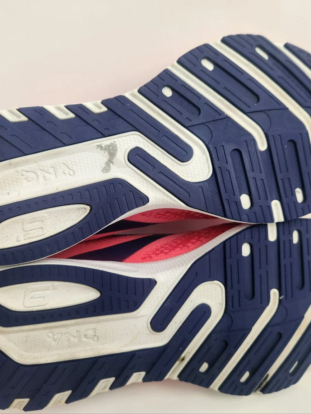 Brooks Launch 9 Women's Size 9 B Medium Coral Pink Navy White Running Shoes
